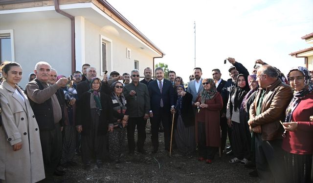 Osmaniye'de yapımı tamamlanan 12 köy evi depremzedelere teslim edildi