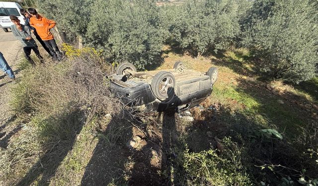 Osmaniye'de yol kenarına devrilen otomobildeki anne ile çocuğu yaralandı