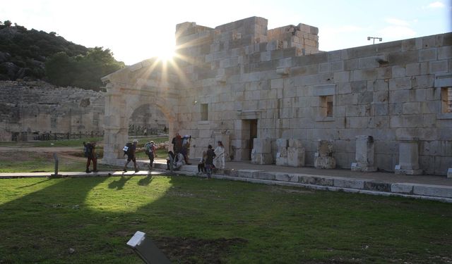 Patara Antik Kenti Meclis Binası'nda gençler fikirlerini yarıştırdı