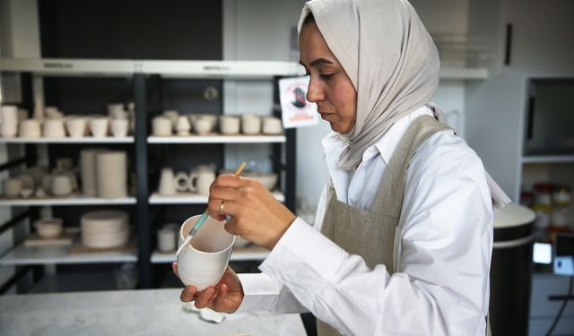 Sanat tarihçisi kadın, kurduğu atölyeyle seramik sevgisini mesleğe dönüştürdü