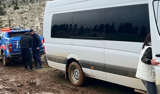 Sumbas'ta çamura saplanan minibüsün yardımına jandarma yetişti