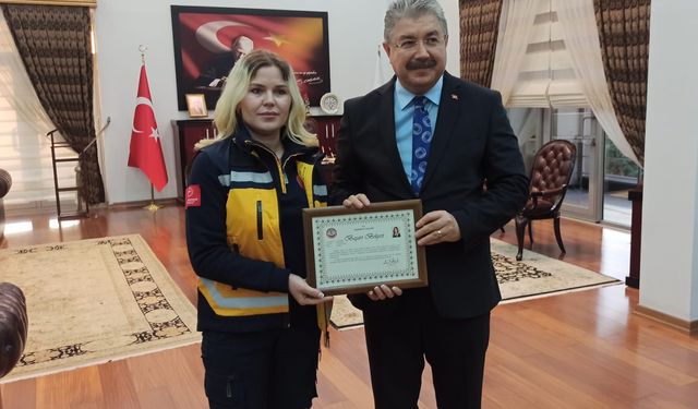 Telefonda anlattığı Heimlich manevrasıyla hayat kurtaran sağlık personeli ödüllendirildi