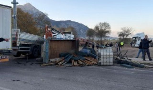 Eğirdir’de iki tırın çarpıştığı kazada sürücülerden biri yaralandı