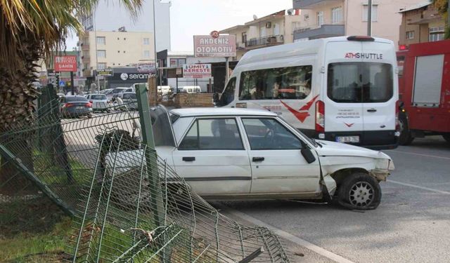 Serik’te yoldan çıkan otomobil bariyerlere çarparak durabildi