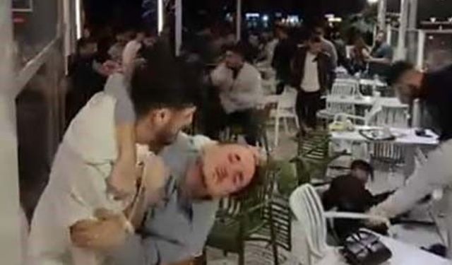 kafedeki kavgada yumruklar havada uçuştu