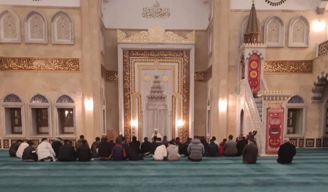 Afşin’de Gençlere Manevi Destek: Ashabı Kehf Külliye Camii’nde Anlamlı Program Düzenlendi