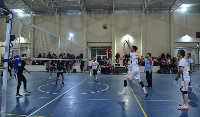 Afşin’de Voleybol Halk Turnuvası’nda Yarı Final Heyecanı Dorukta