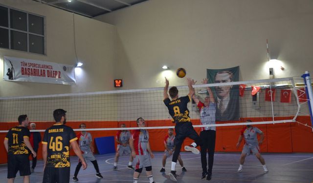 Afşin’de Voleybol Halk Turnuvası’nda Yarı Final Heyecanı Dorukta