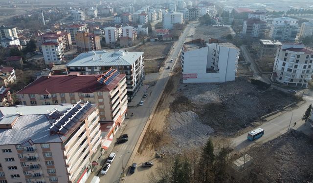 Afşinbey Caddesi’nde Yıkım Bitti, Yol Hâlâ Açılmadı!