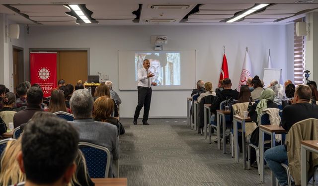 Adana'da gazetecilere 'Basında Haber Fotoğrafı Kullanımı Eğitimi' verildi