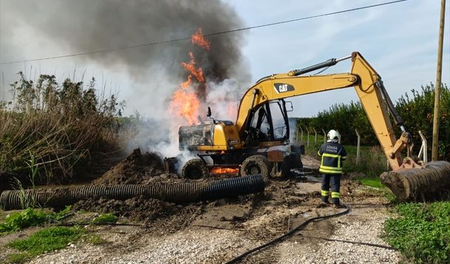 Adana'da iş makinesinde çıkan yangın söndürüldü