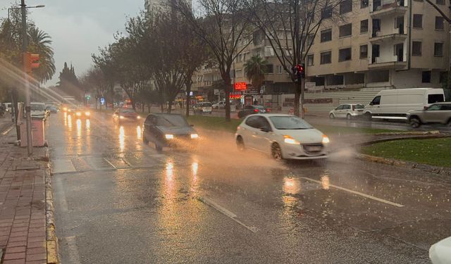 Antalya'da kuvvetli rüzgar ve sağanak etkili oluyor