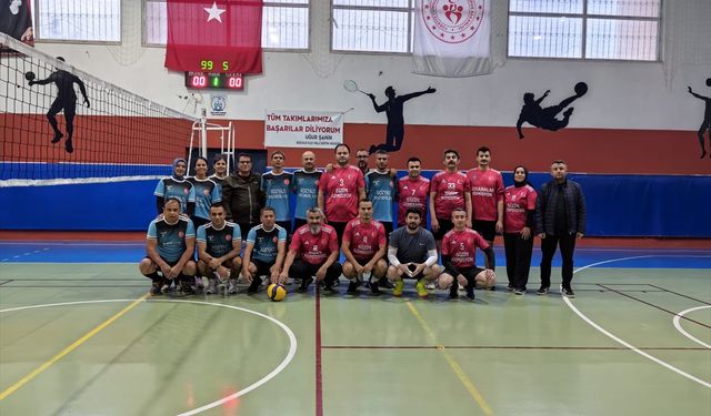 Bozyazı'da veliler arası voleybol turnuvası başladı