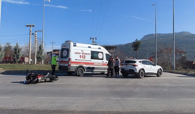 Bucak'ta otomobille çarpışan motosikletin sürücüsü yaralandı