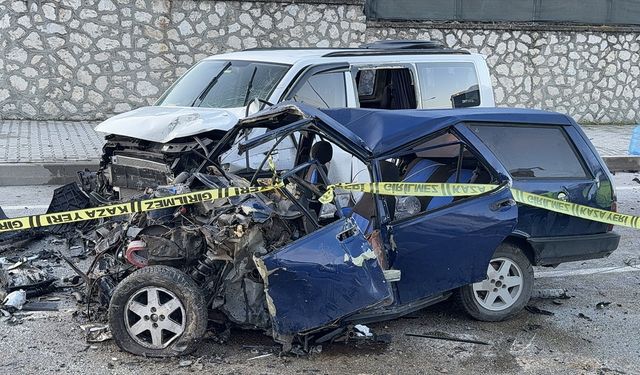 Burdur'da 3 aracın karıştığı kazada 2 kişi öldü, 3 kişi yaralandı