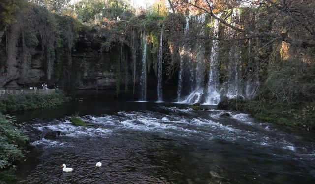 Düden Şelalesi dört mevsim ziyaretçi ağırlıyor