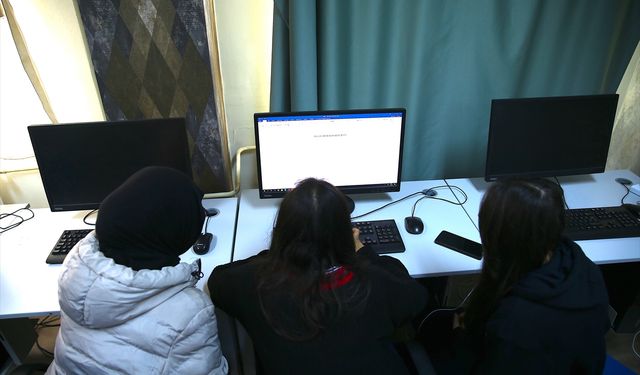 Hatay'da gazete çıkaran liseliler mürekkep kokusunu okul sıralarında deneyimliyor