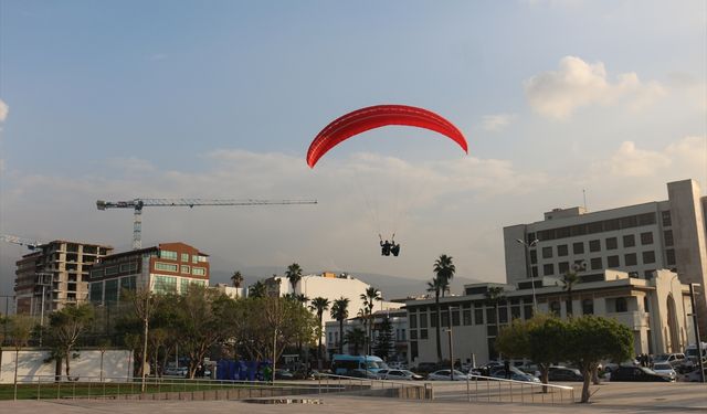 Hatay'da milli sporcu, yamaç paraşütüyle süzüldüğü gökyüzünden sırt paraşütüyle indi