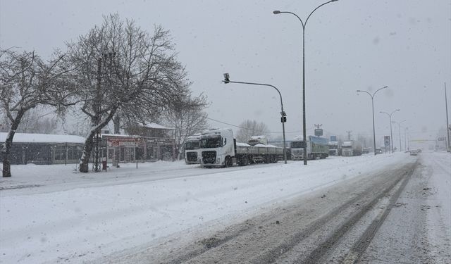 Kahramanmaraş-Kayseri kara yolu kar ve tipi nedeniyle ulaşıma kapandı