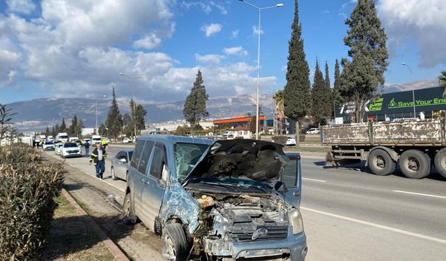 Kahramanmaraş'ta halk otobüsü ile hafif ticari aracın çarpıştığı kazada 17 kişi yaralandı