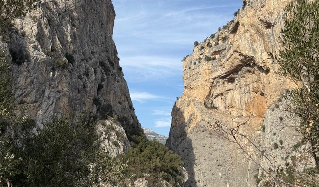 Sarp kayalarla çevrili Kapıkaya Kanyonu kışın da tırmanış tutkunlarını ağırlıyor