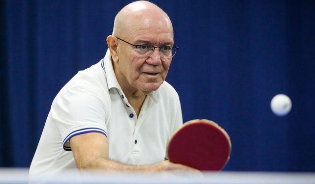 Veteran masa tenisçi Mehmet Kasapoğlu, 50 yıllık deneyimini çocuklara aktarıyor