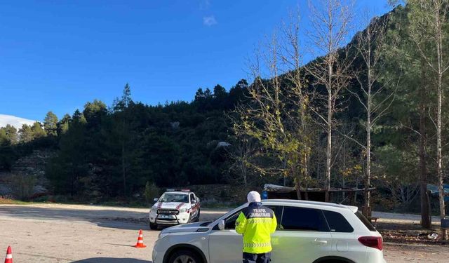 Burdur’da jandarma ekipleri tarafından trafik denetimleri devam ediyor