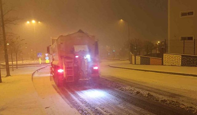 Kahramanmaraş'ta belediye ekiplerinin kar mesaisi