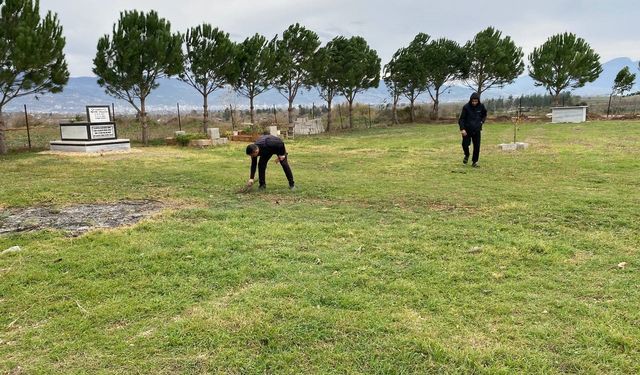 Osmaniye'de gençlerden örnek davranış: Bayrak yenilendi, çeşmeler onarıldı