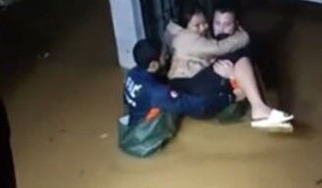 Sağanak sonrası evinde mahsur kalan kadını ekipler kurtardı