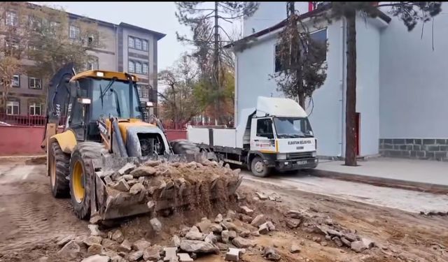 Elbistan Ortaokulu’nun Bahçesi Yenilendi: Kilit Parke Çalışmaları Tamamlandı