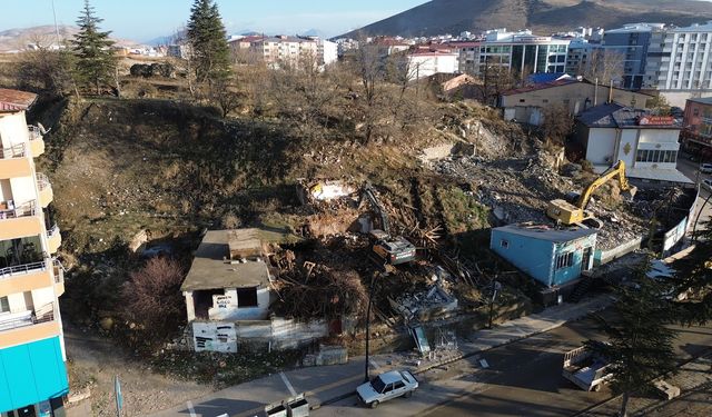 Afşin Kale Etrafındaki Ağır Hasarlı Yapılar Yıkılıyor