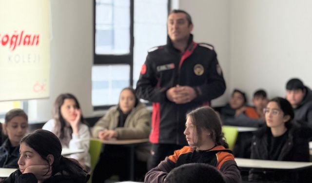 Karaoğlan Koleji’nde Öğrencilere Uygulamalı Yangın Eğitimi Verildi
