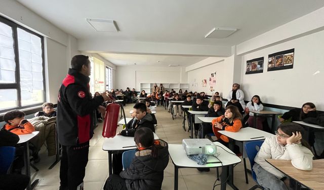 Karaoğlan Koleji’nde Öğrencilere Uygulamalı Yangın Eğitimi Verildi
