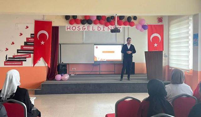 “Peygamberimiz ve Gençlik” Semineri Düzenlendi