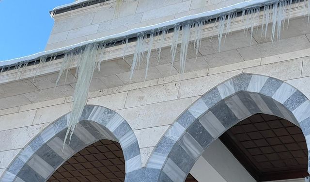 Afşin’de Kar ve Soğuk Sonrası Çatılarda Buz Sarkıtı Alarmı