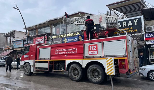 Afşin’de Tehlike Oluşturan Buz Sarkıtlarına İtfaiyeden Müdahale