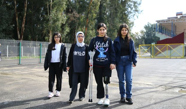 Enkazdan kurtarıldıktan sonra protezle ayağa kalkan Tuğba yeşil sahada moral buldu