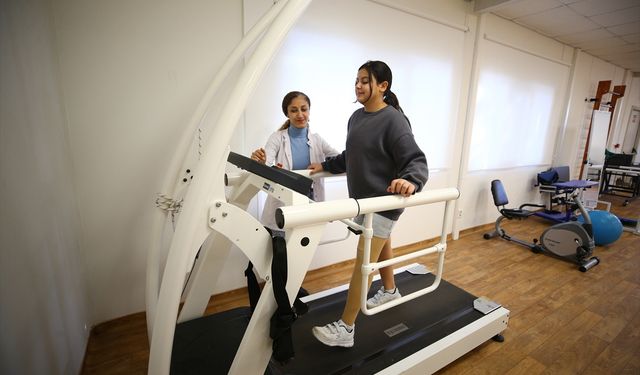 Protezle yürümeye başlayan 13 yaşındaki Melike'nin hayali avukat olmak