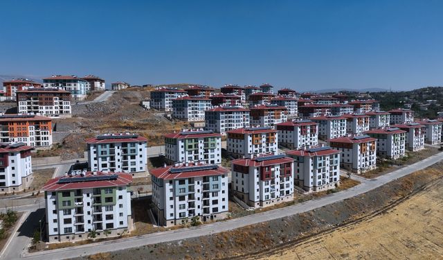 Bakan Kurum'dan Kahramanmaraş'ta konutuna kavuşan 'Fatma teyze' paylaşımı