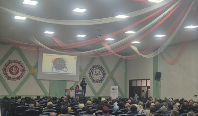 Bucak'ta kamu çalışanlarına afet farkındalık eğitimi verildi