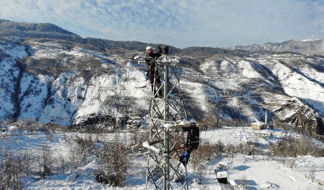 Çoruh EDAŞ, yoğun kar yağışında kesintisiz enerji için sahada