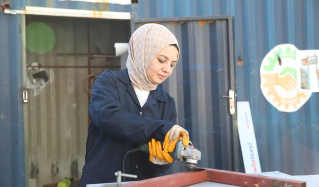 Depremde iş yeri yıkılan kadın girişimcinin yüzü yeni atölyeyle güldü