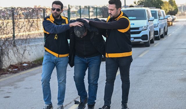 Adana'da işçi servisinin camını kaskla kıran motosikletlinin ehliyetine el konuldu