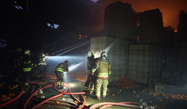 Hatay'da narenciye paketleme tesisinde çıkan yangında dumandan etkilenen işçi öldü