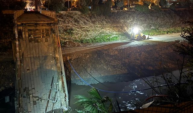 Hatay'da yaya köprüsünün bir bölümü yıkıldı
