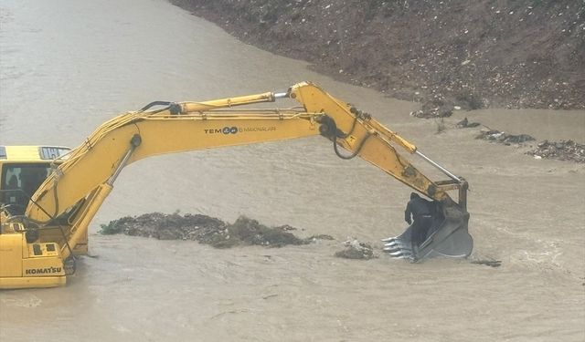 Mersin'de akarsuya düşen otomobilin sürücüsü kurtarıldı