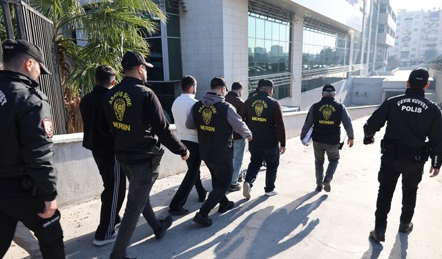 Mersin'de dolandırıcılık yaptıkları iddiasıyla yakalanan 15 zanlıdan 10'u tutuklandı