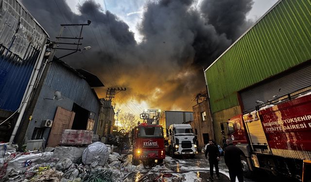 Mersin'de geri dönüşüm fabrikasının deposundaki yangına müdahale ediliyor