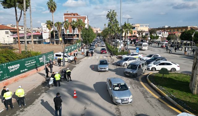 Mersin'de kucağında köpekle otomobil kullanan sürücü uyarıldı